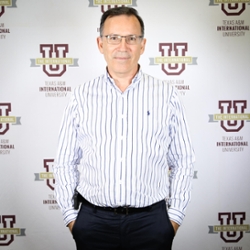 TAMIU Logo